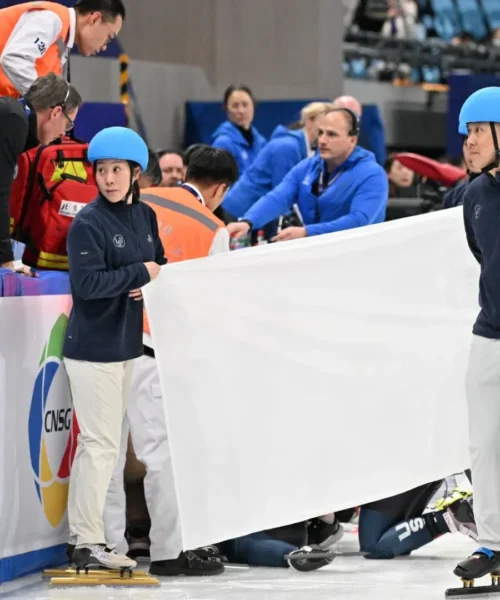 Scontro tremendo per la campionessa che si ferisce e sanguina. Foto