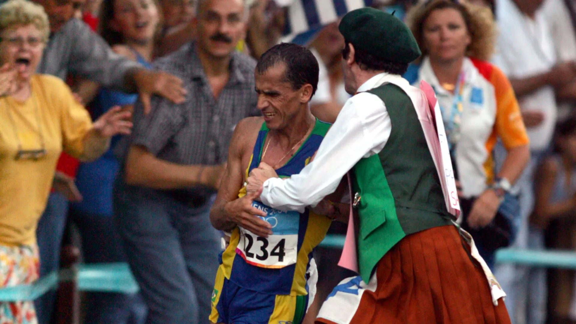 Poco dopo il 35º km, un prete irlandese, Cornelius Horan, invase il percorso e spinse de Lima fuori strada
