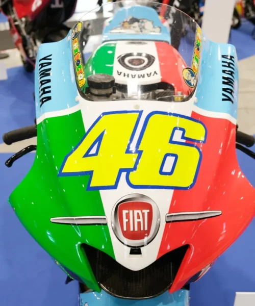 Affascina ancora la Yamaha M1 utilizzata da Valentino Rossi nel 2007: le foto