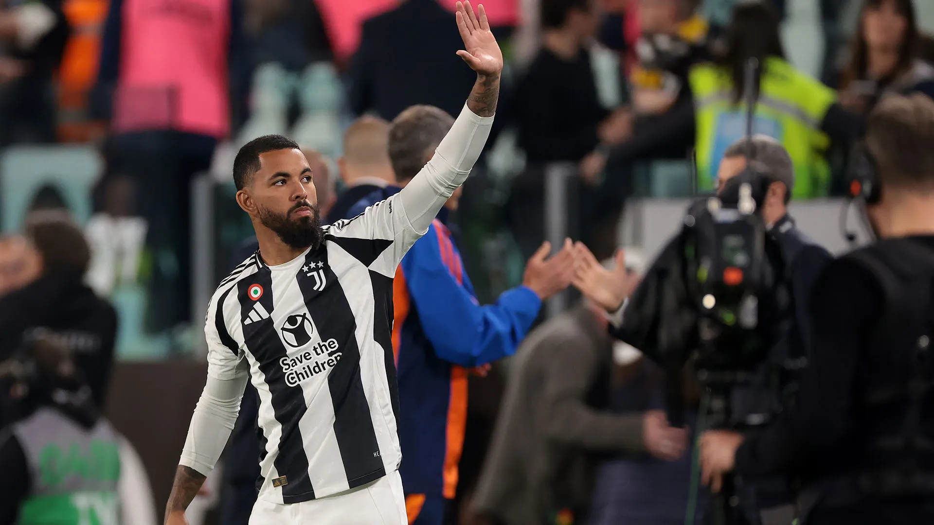 "Non sono venuto qui solo per pubblicare foto. Sono venuto qui con uno scopo. Ho ascoltato il mio cuore quando sono arrivato e ho deciso di firmare", ha scritto Luiz