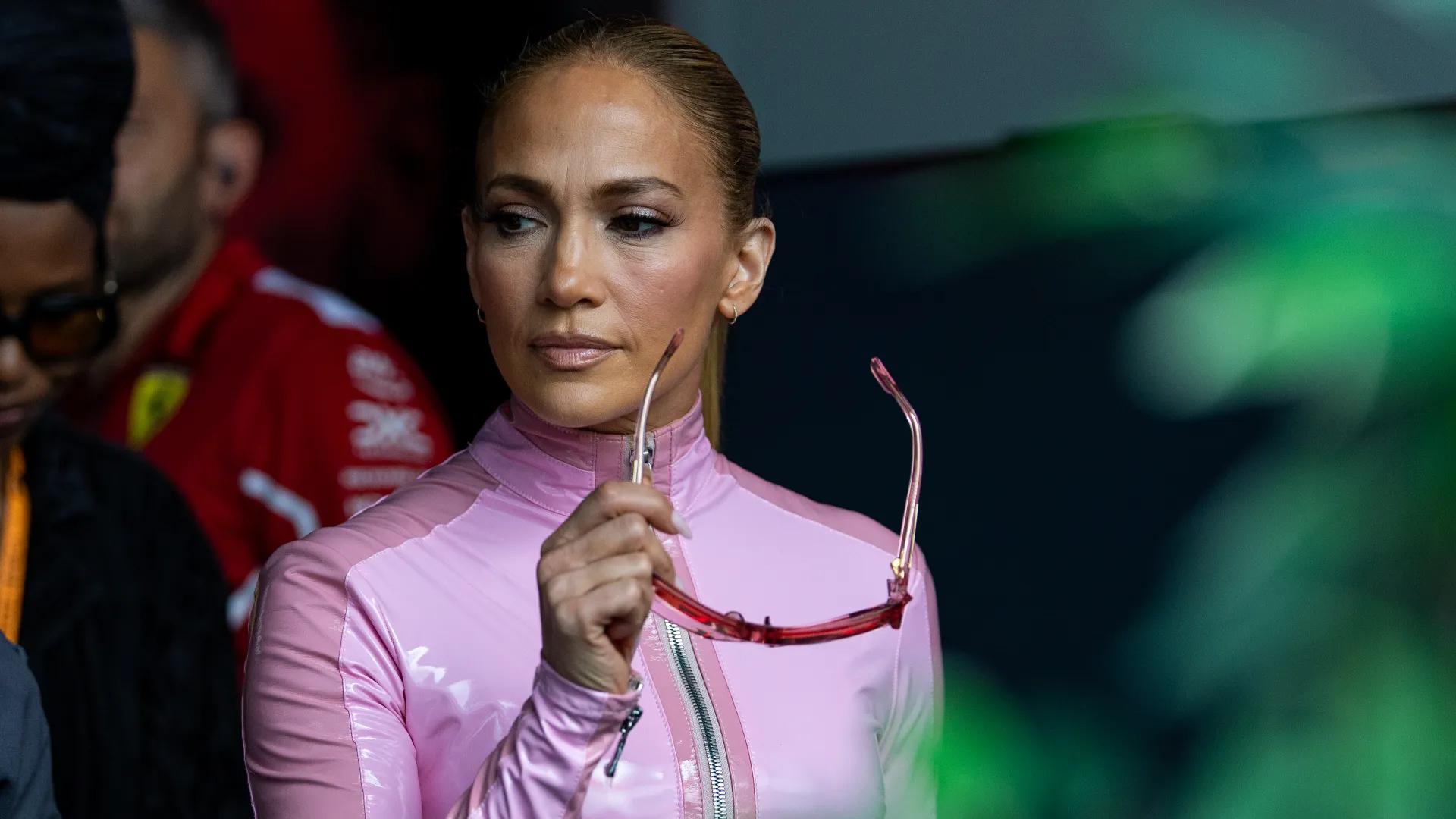 Le immagini di Jennifer Lopez all'autodromo sono subito diventate virali sui social
