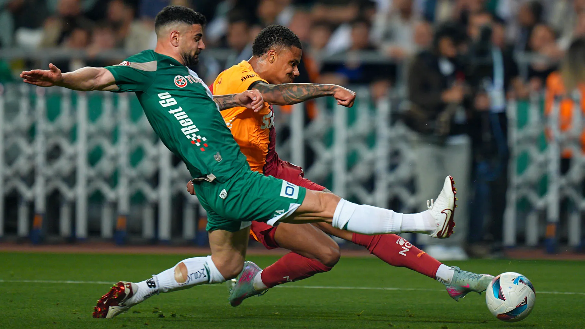 Si è scatenato l'inferno sugli spalti al termine di Konyaspor-Galatasaray

