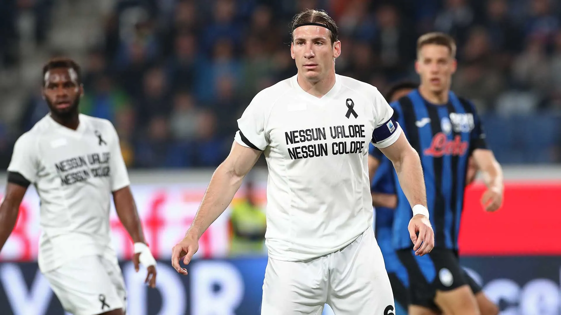 In segno di rispetto i tifosi dell'Atalanta hanno deciso di non sventolare bandiere durante il match
