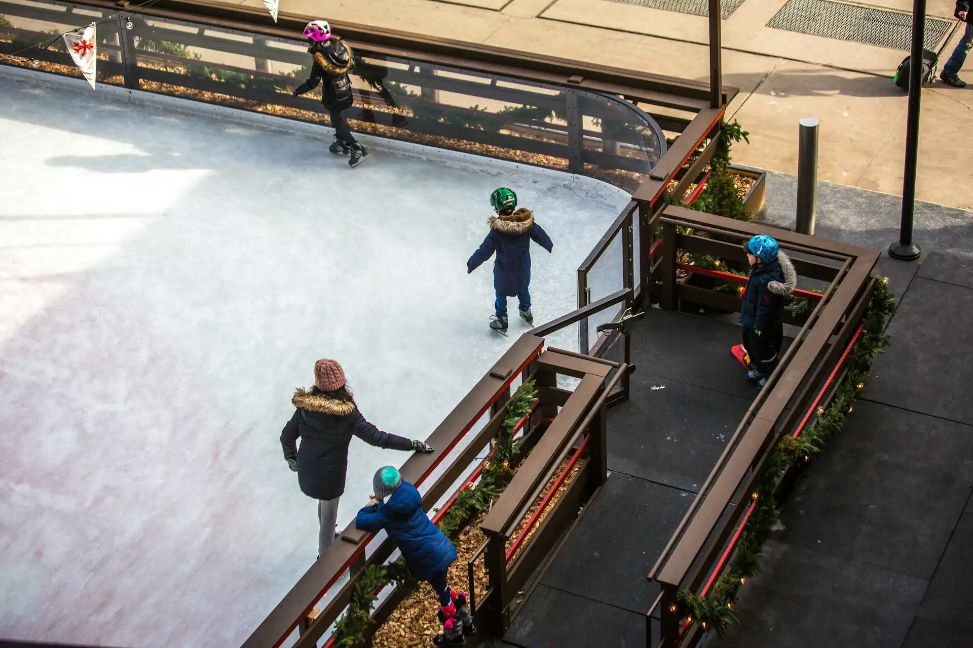 L’insostenibile leggerezza delle piste da pattinaggio su ghiaccio in città a Natale